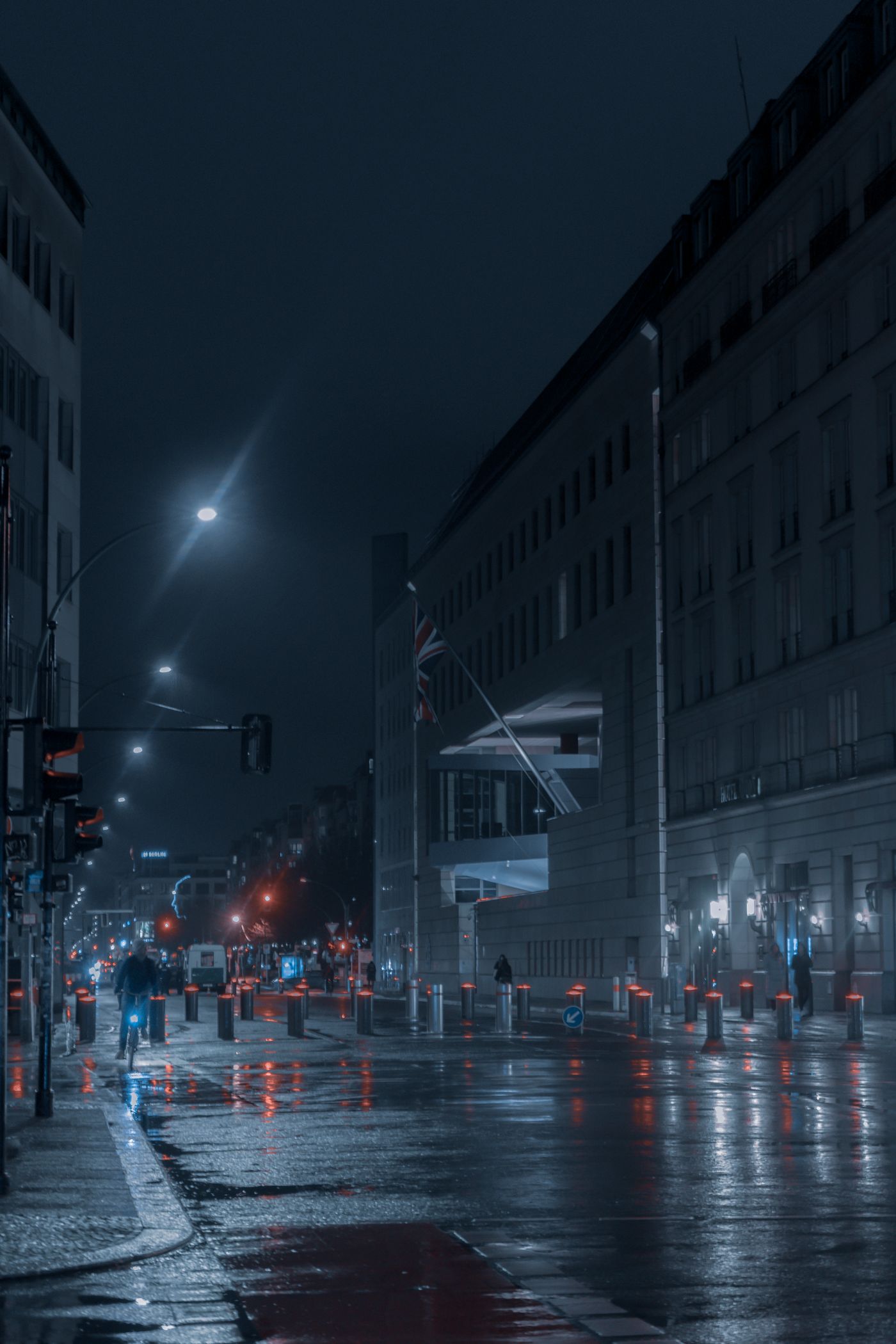 ถนนกลางเมืองหลังฝนตกยามค่ำ